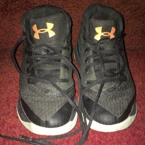 PreOwned Under Armour Size 2.5 Boys Sneakers Black